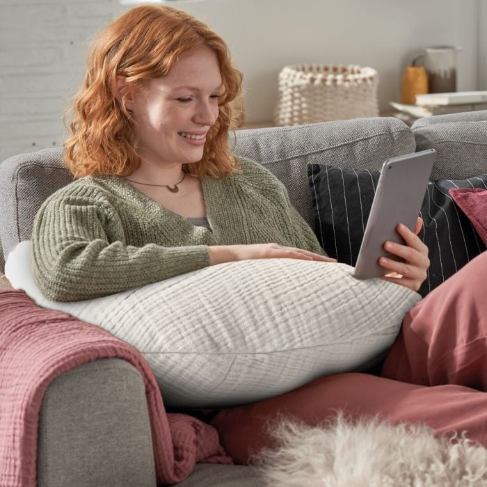 Der Musselinmond Kuschel- und Stillkissen | 192 Sandbeige