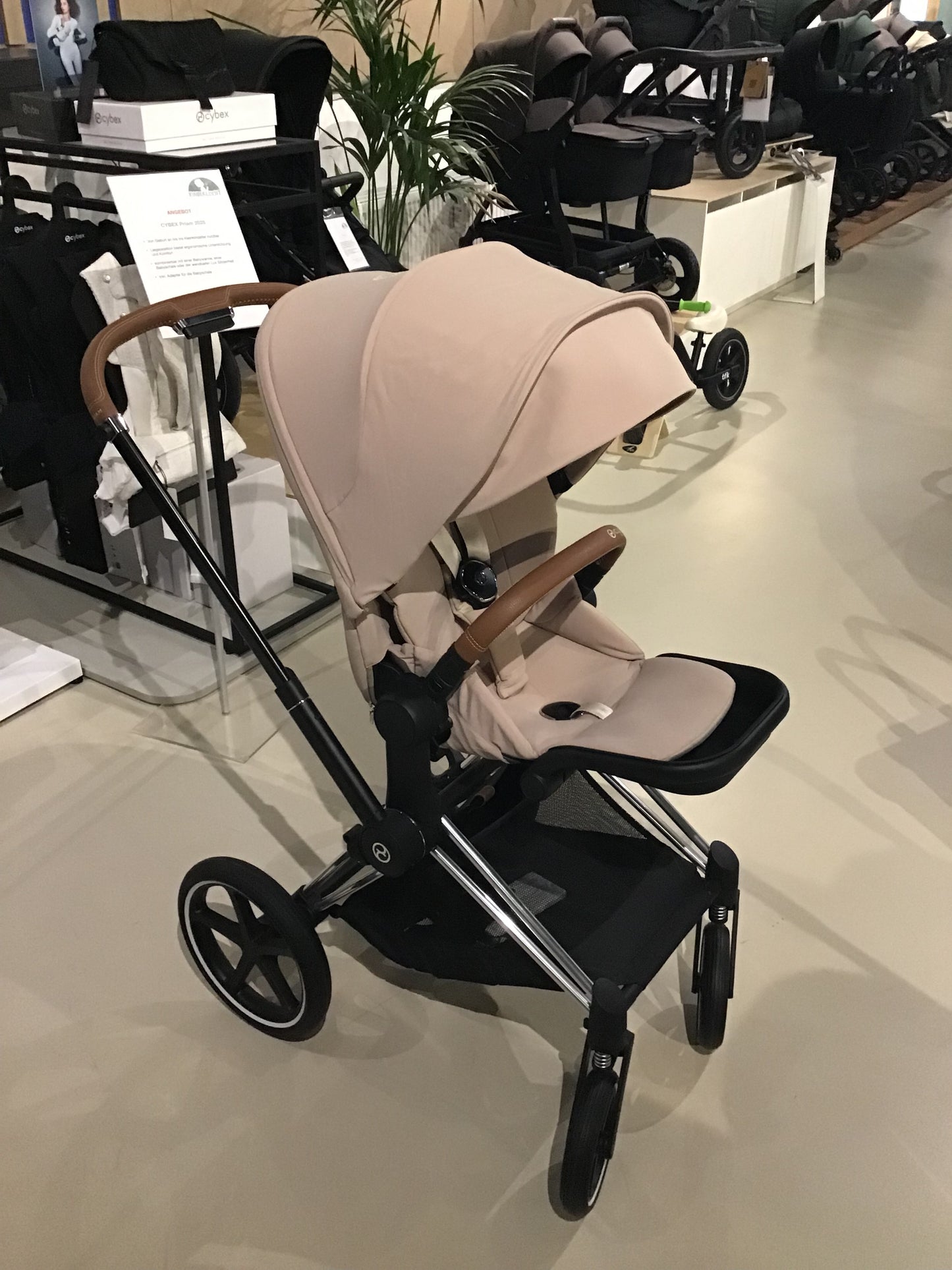 Angebot! CYBEX Priam 2025 - Gestell in Chrome / Griff braun incl. Sitzeinheit in Cozy Beige