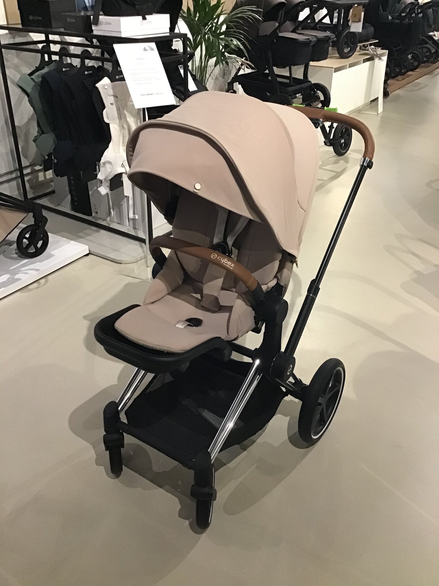 Angebot! CYBEX Priam 2025 - Gestell in Chrome / Griff braun incl. Sitzeinheit in Cozy Beige