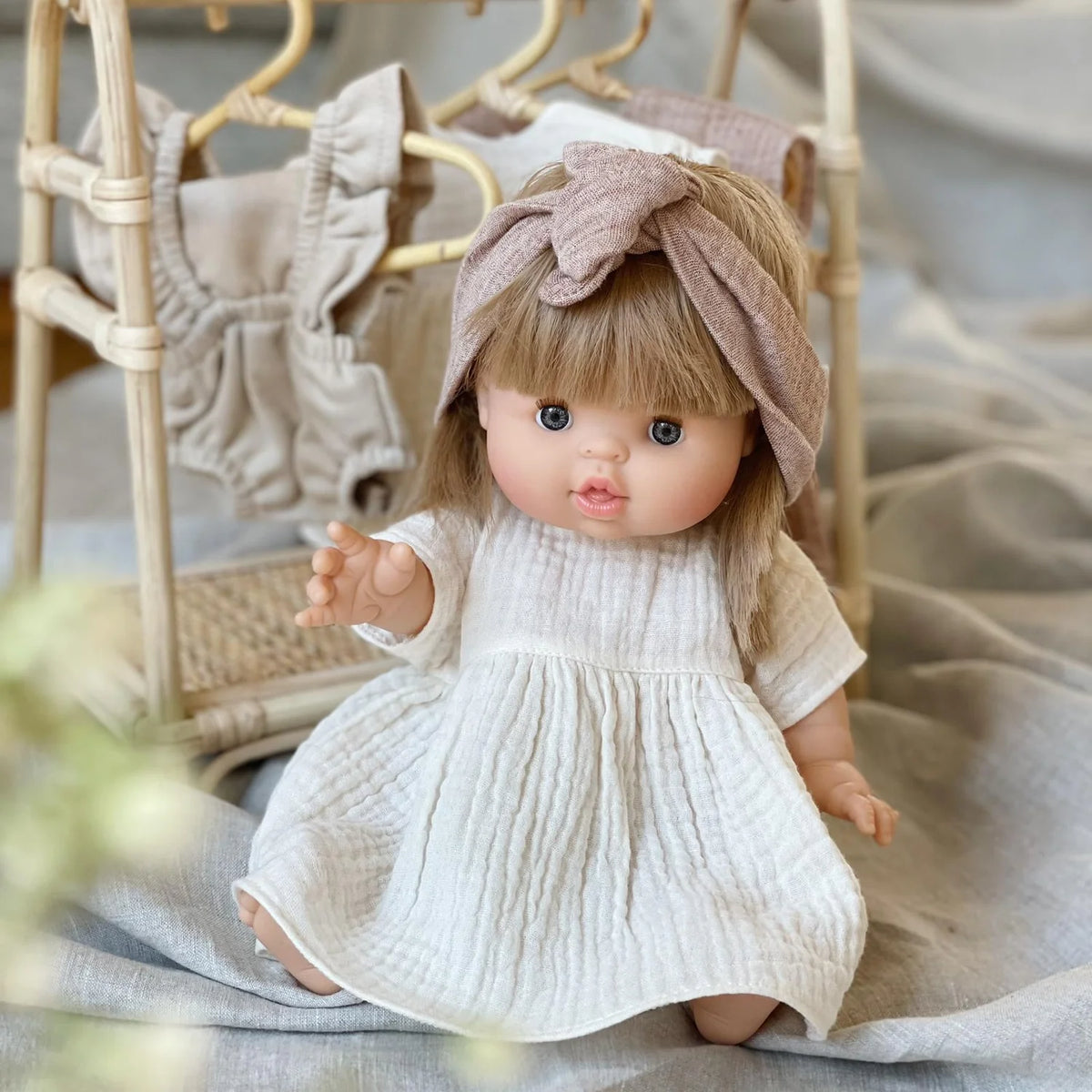 Minikane Puppe "Yze" 34cm mit blonden Haaren und blauen Augen