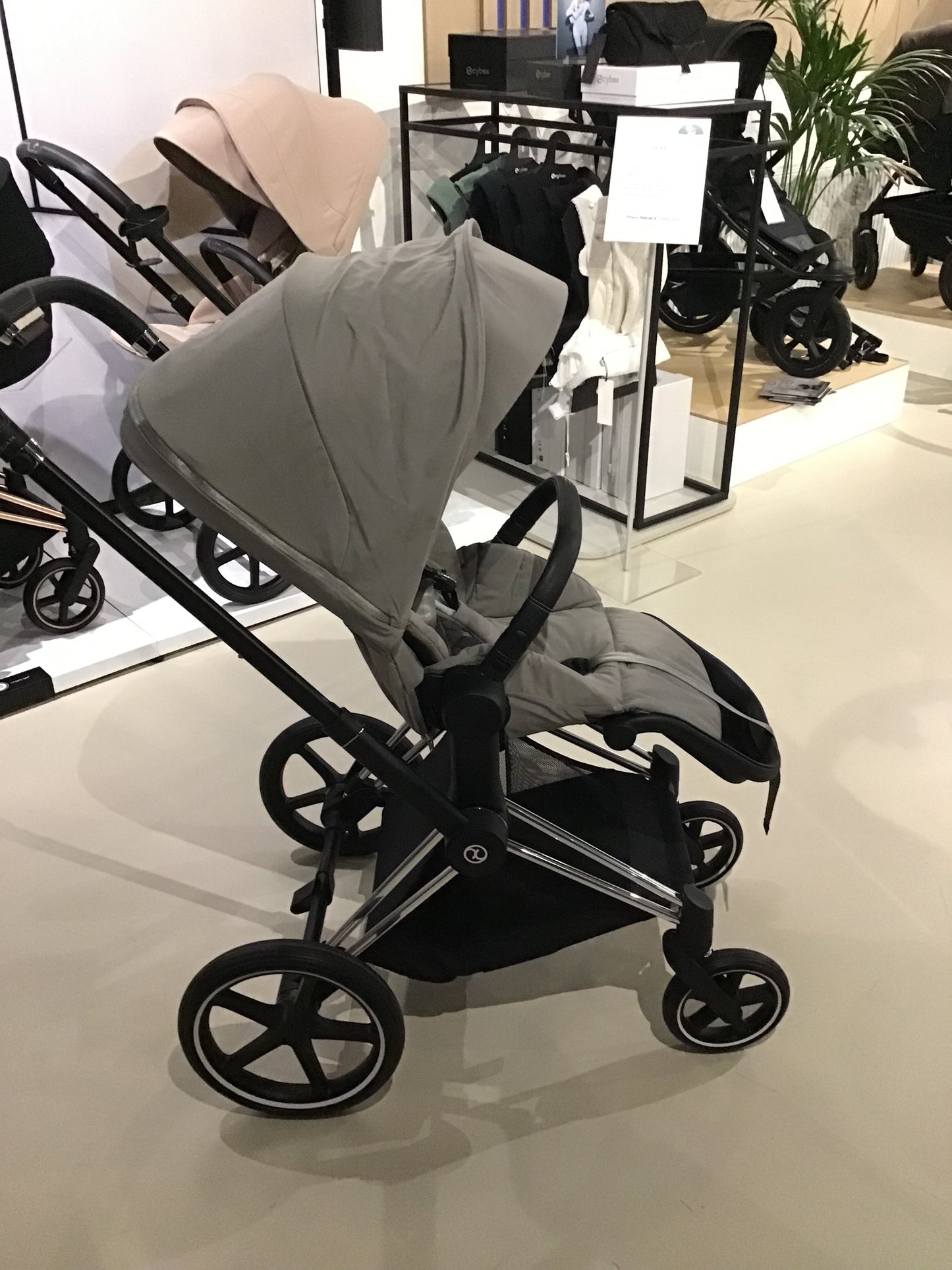 Angebot! CYBEX Priam 2025 - Gestell in Chrome Lux incl. Sitzeinheit in grau