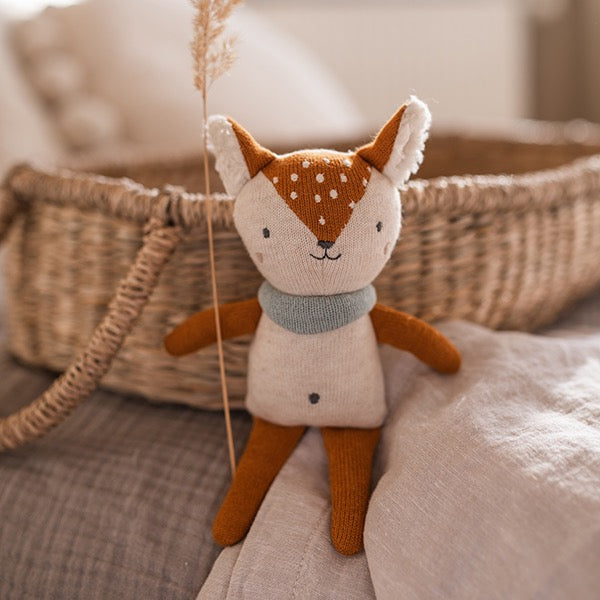 Ava & Yves - Babyrassel Reh mit Halstuch, rehbraun/natur