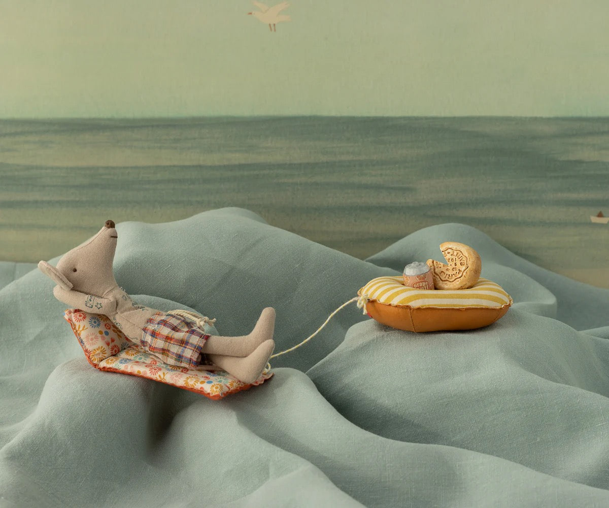Maileg - Beach mouse with air mattress, Dad - Flower / Papa Maus mit Luftmatratze