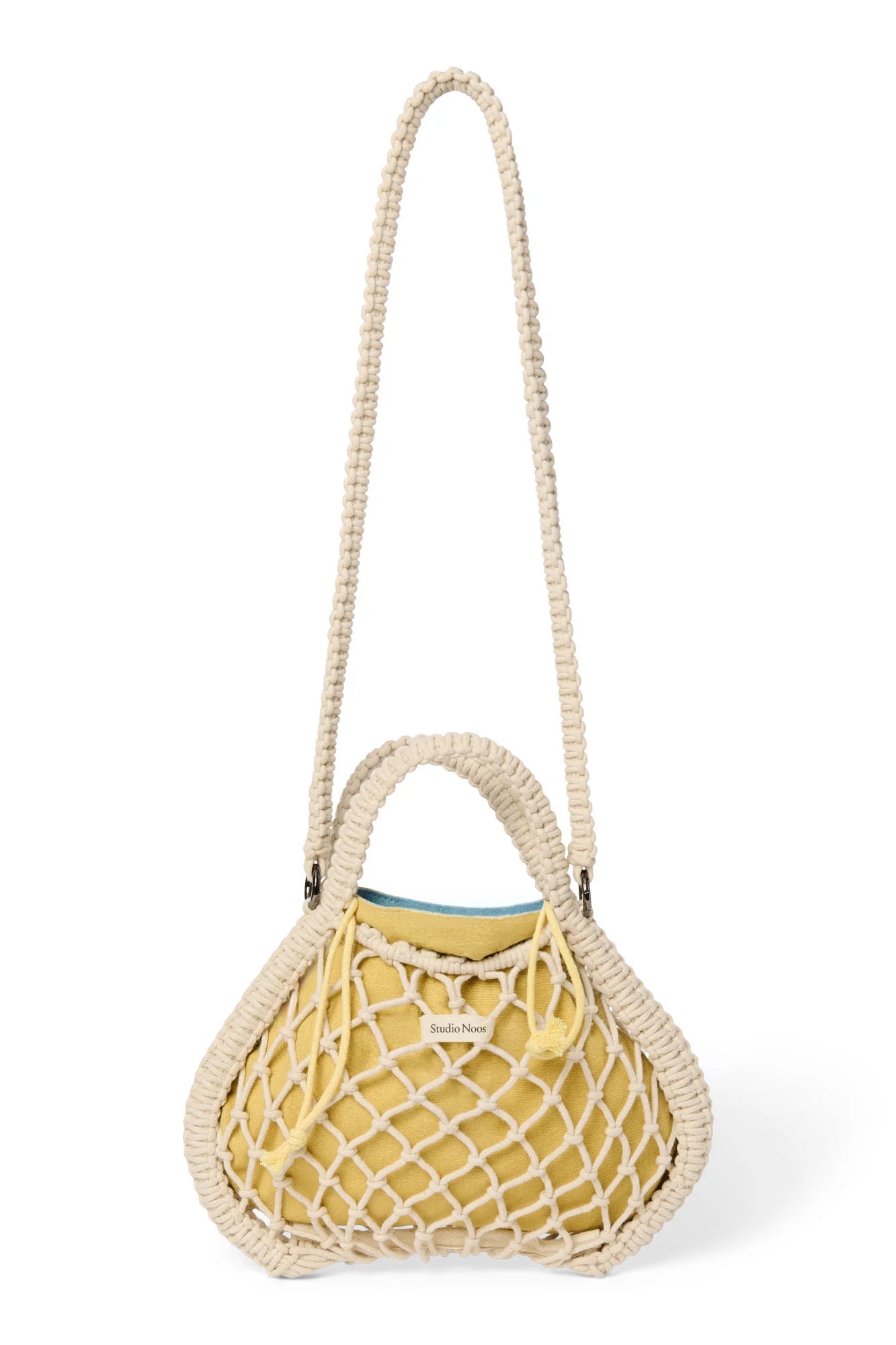 Studio Noos - Mini-Handtasche aus Makramee in Natur mit Wende-Inlay in Blau-Gelb