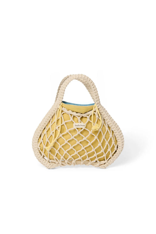 Studio Noos - Mini-Handtasche aus Makramee in Natur mit Wende-Inlay in Blau-Gelb