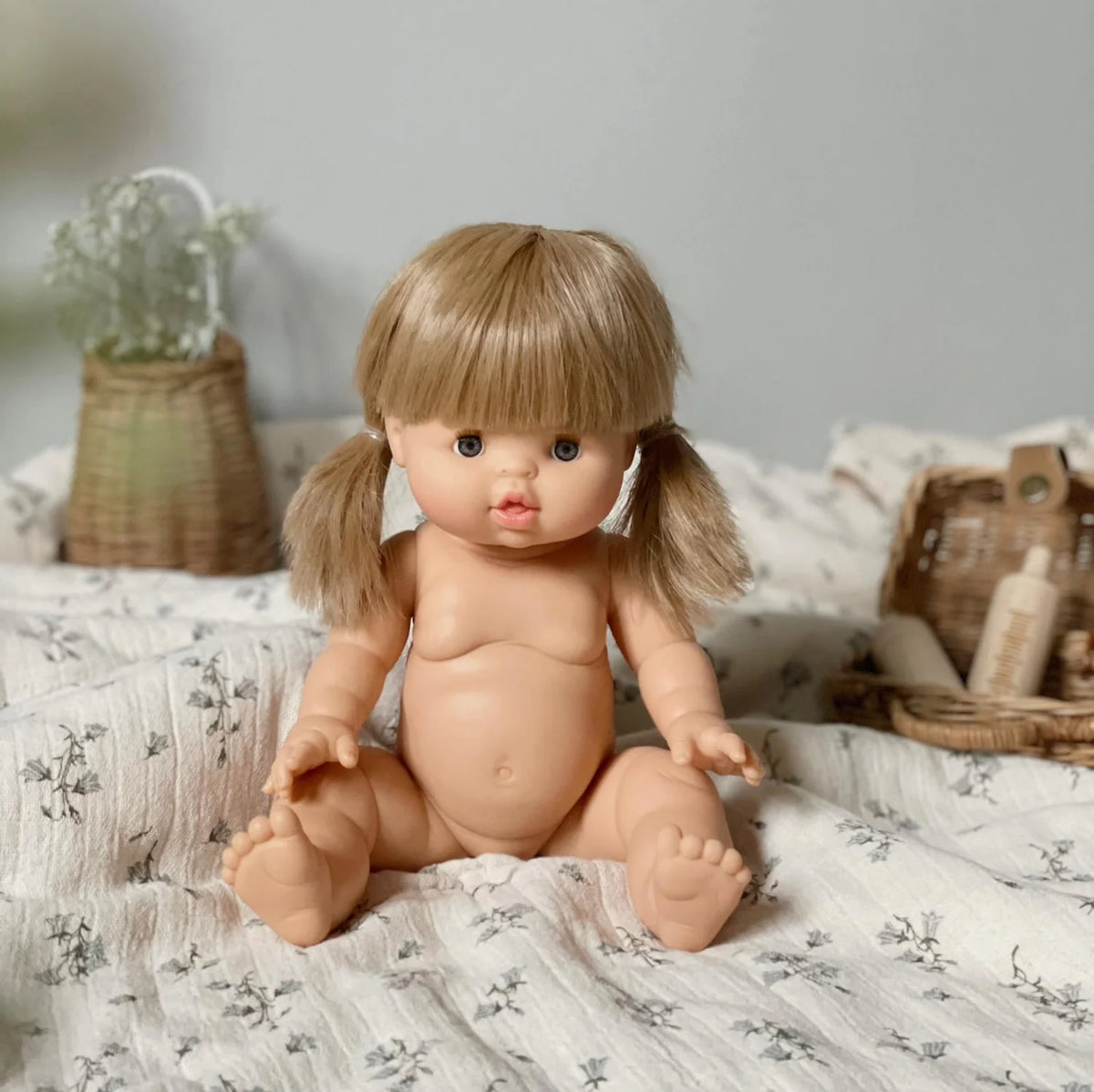 Minikane Puppe "Yze" 34cm mit blonden Haaren und blauen Augen