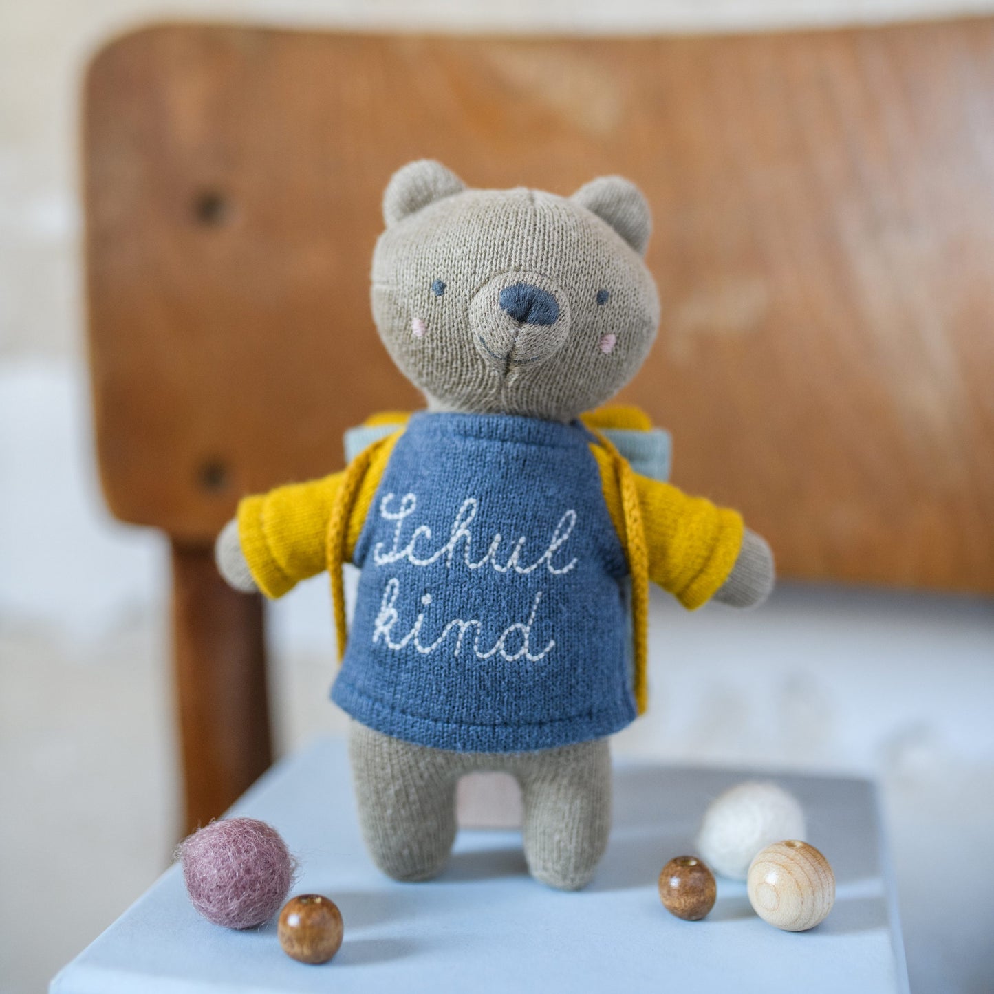 Ava & Yves - Bär „Schulkind“ mit Schulranzen und Shirt in blau/gelb Kuscheltier