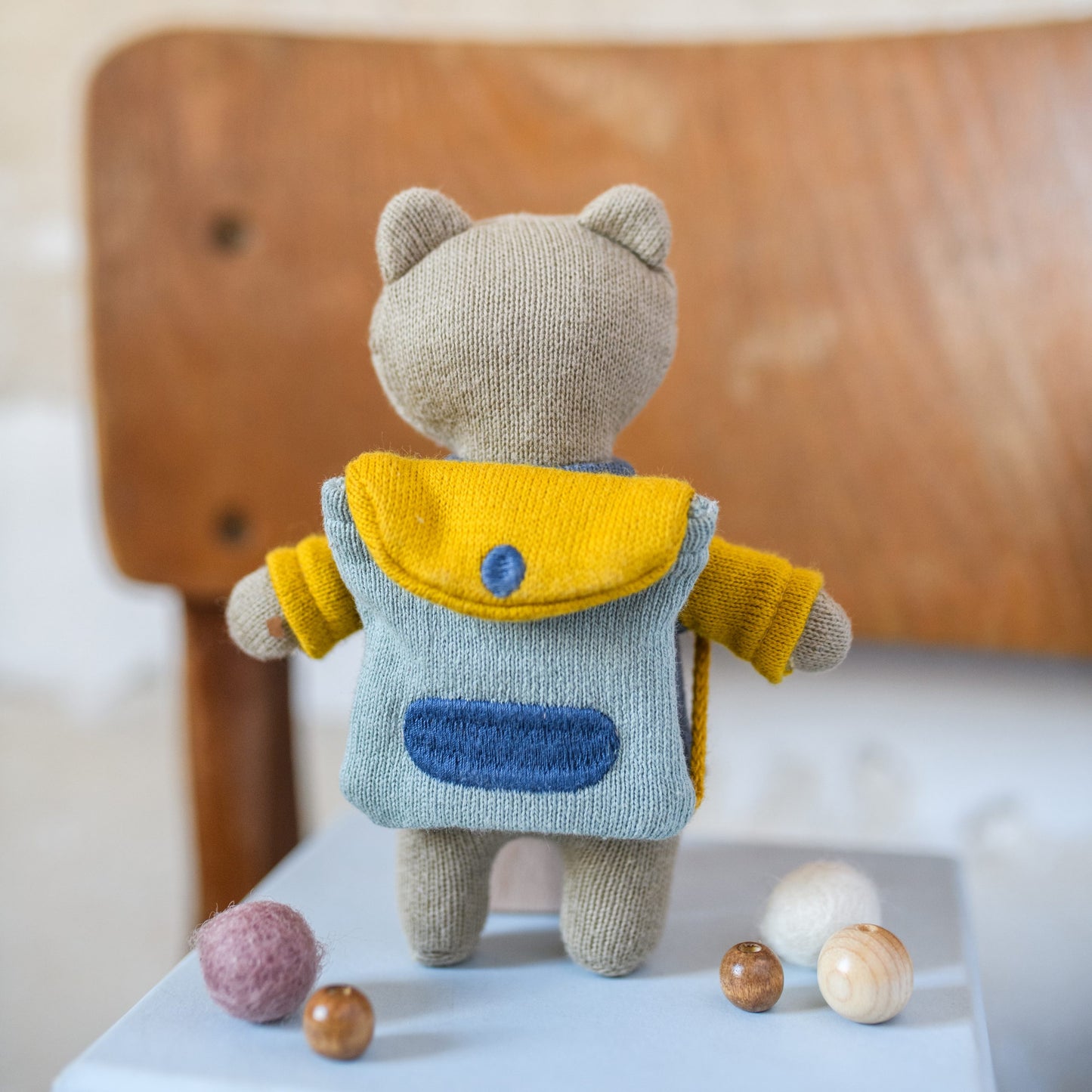 Ava & Yves - Bär „Schulkind“ mit Schulranzen und Shirt in blau/gelb Kuscheltier