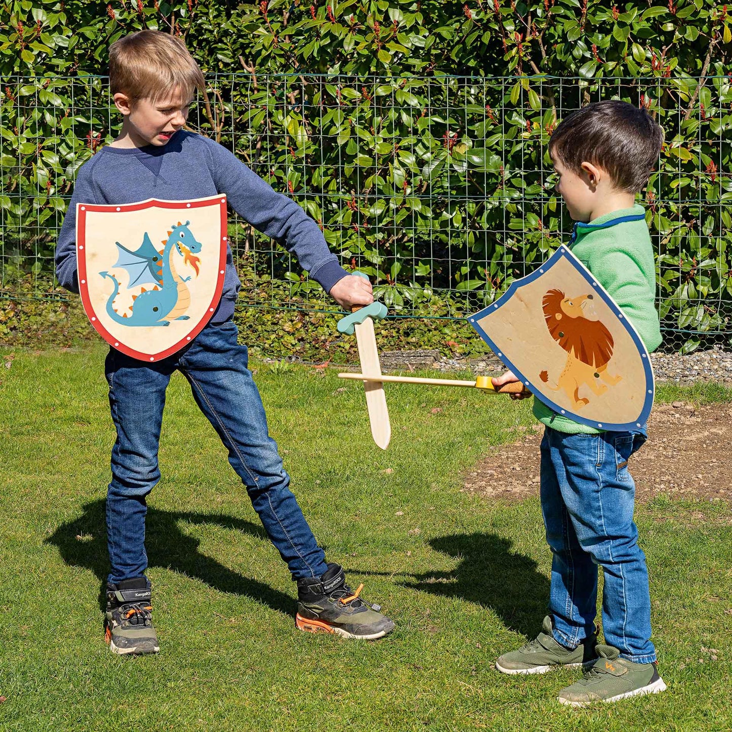 Löwenschild und Schwert aus Holz